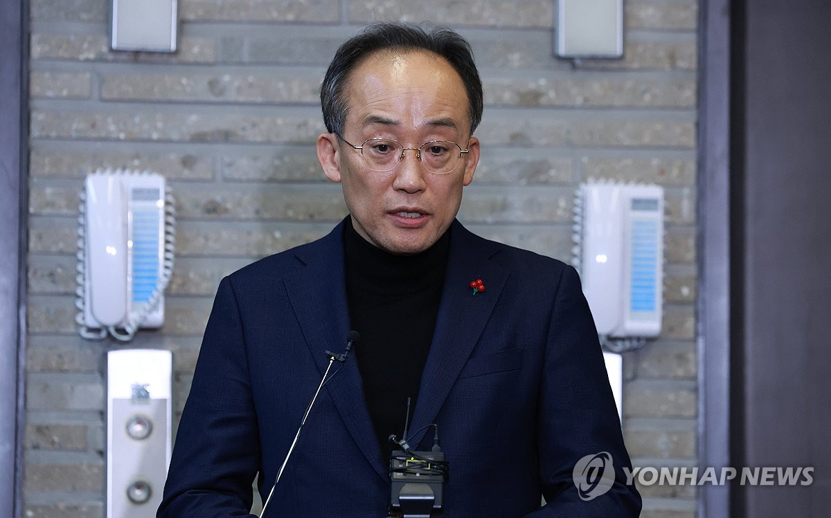 비상계엄 선포 이튿날 새벽 여의도 당사에서 입장 발표하는 추경호 당시 국민의힘 원내대표