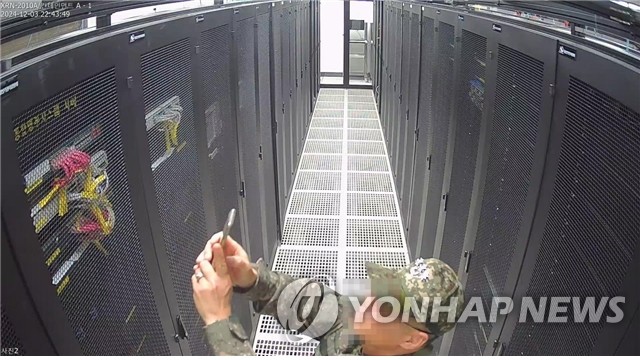 CCTV에 기록된 계엄군의 선관위 시스템서버 촬영 모습