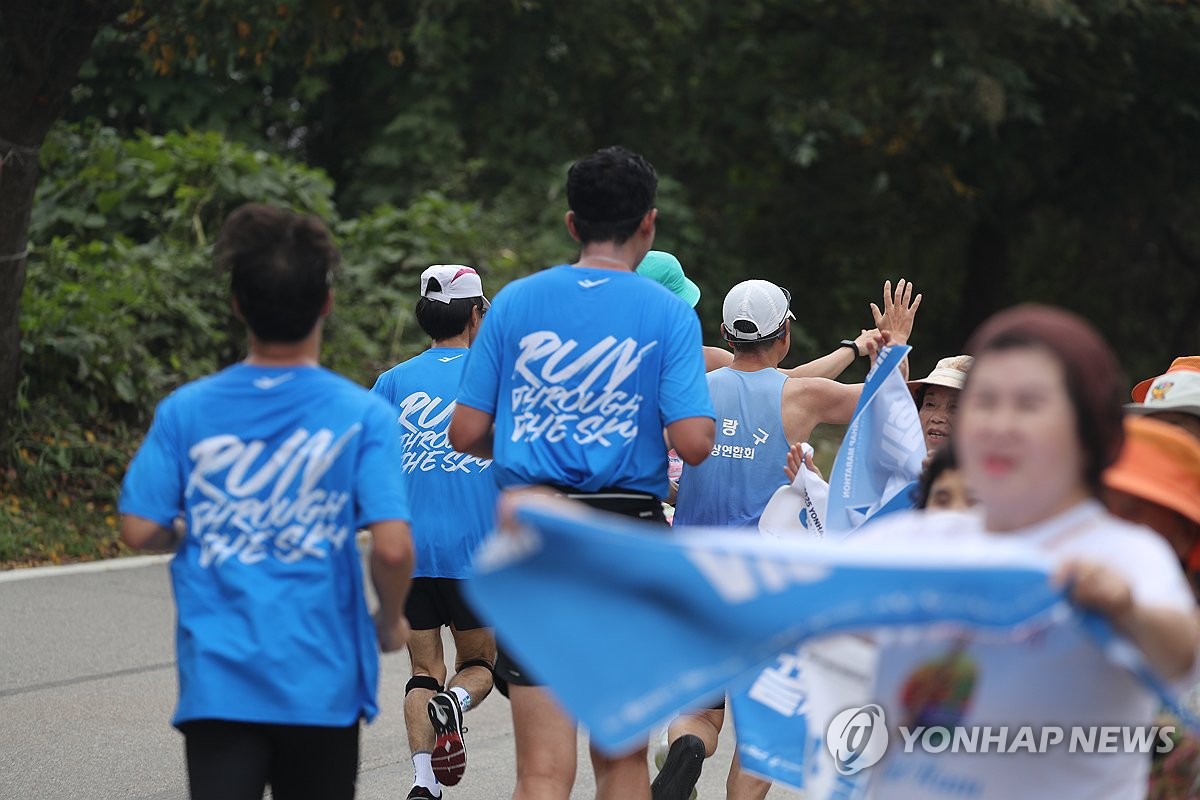 2025 춘천연합마라톤에 참가한 러너들을 환영하는 주민들