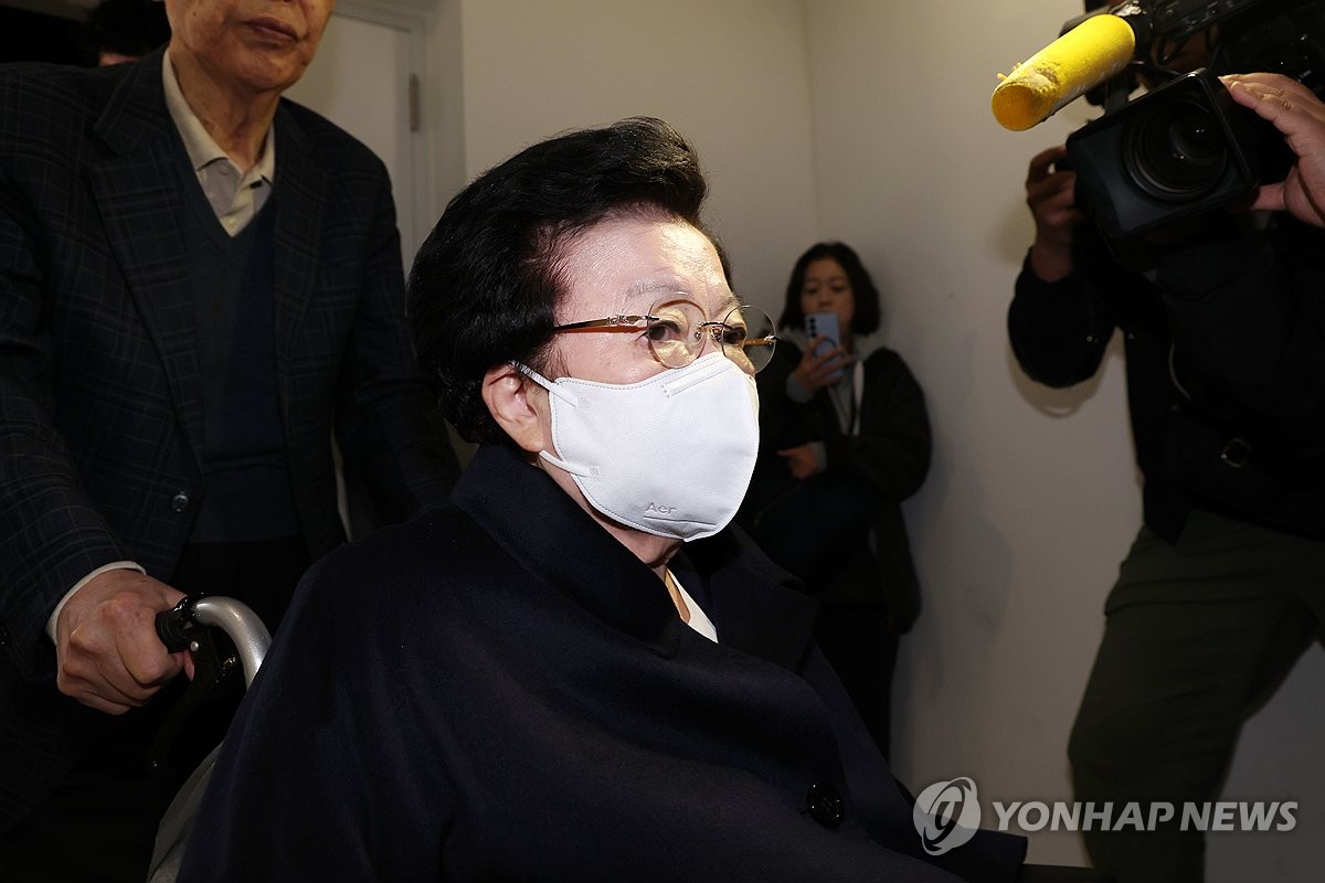 '금거북이 매관매직' 이배용 전 국교위원장 특검 출석