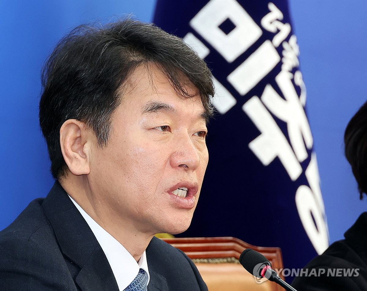 발언하는 민주당 문진석 원내대표 직무대행