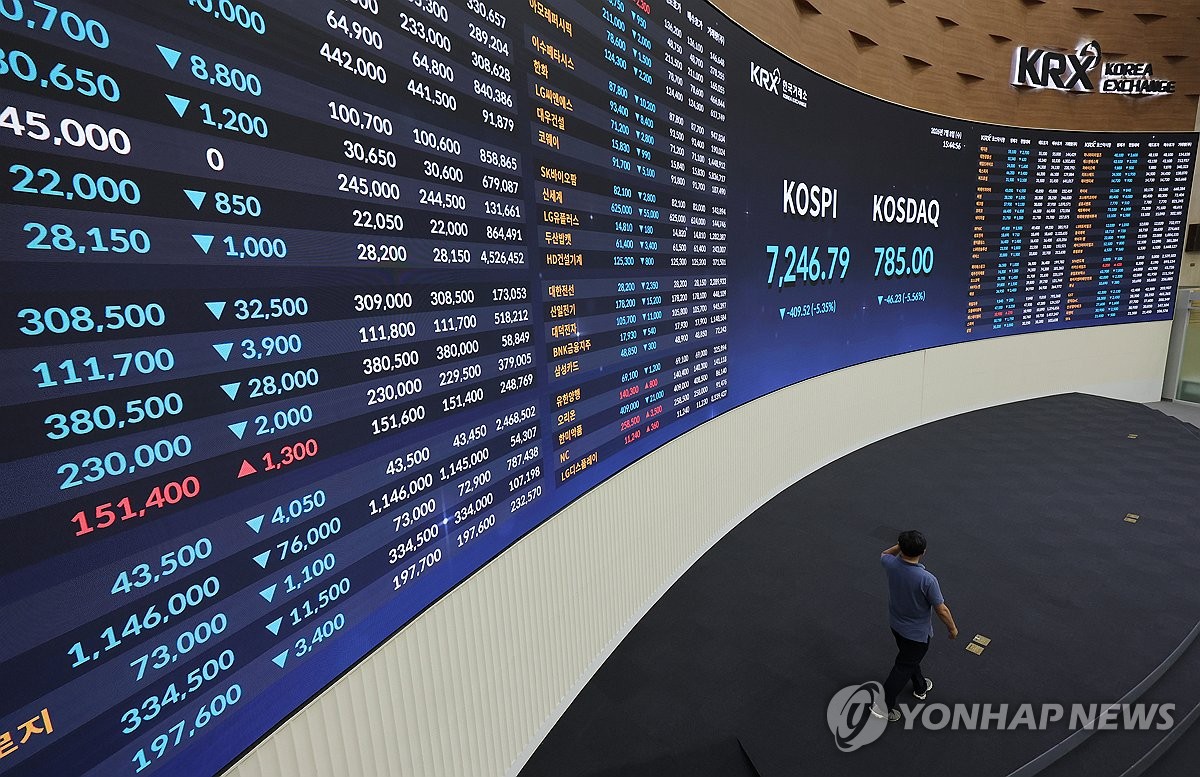 서울 여의도 한국거래소 홍보관의 주식 전광판