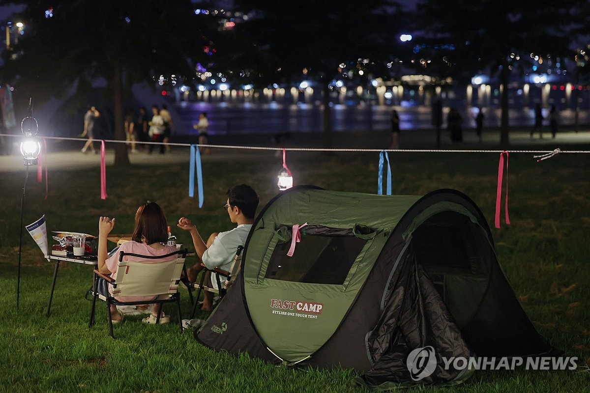 한강에서 야간 정취 즐기는 사람들