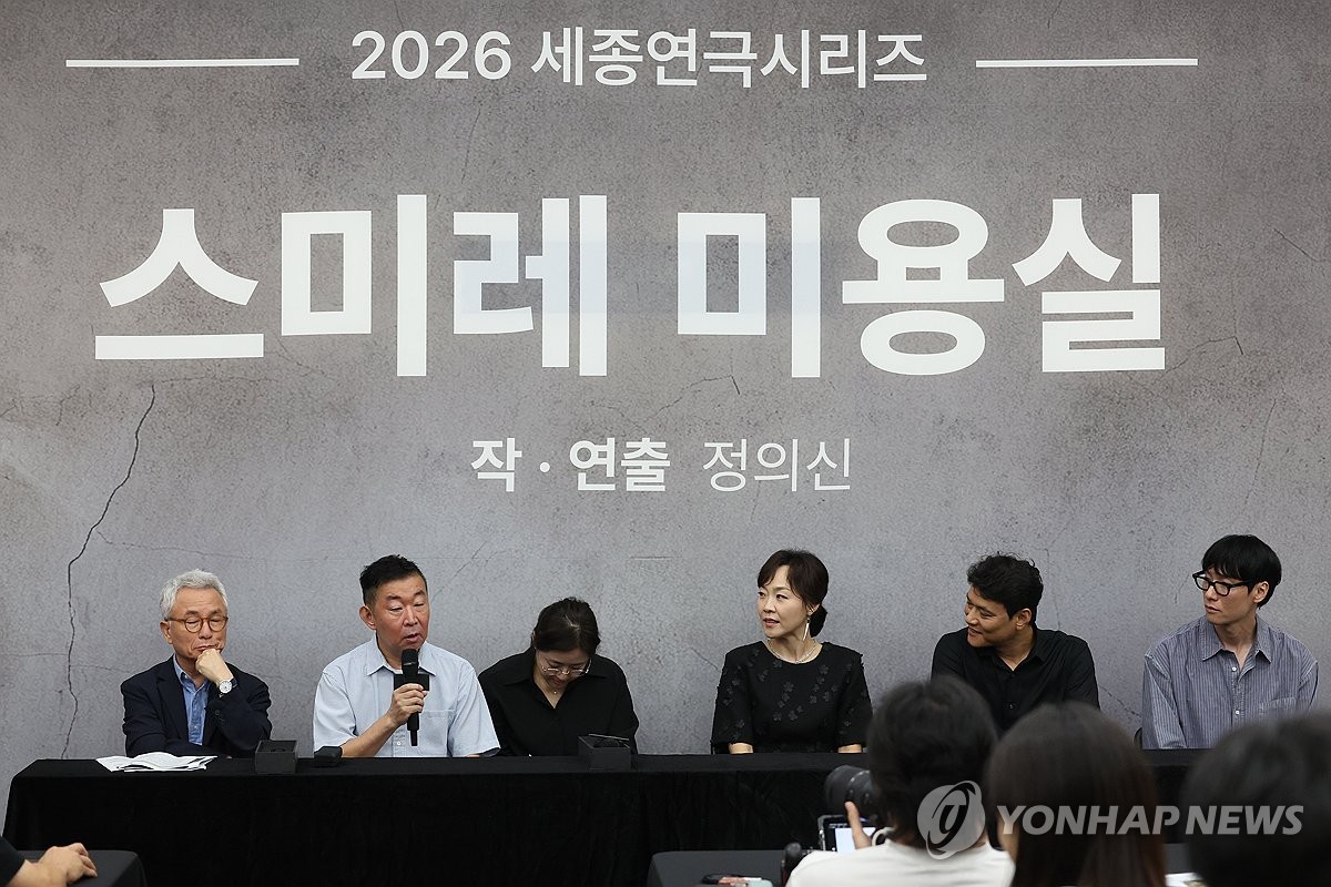 인사말하는 정의신 극작ㆍ연출가
