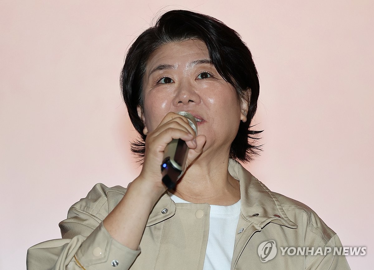 인사말하는 이정은