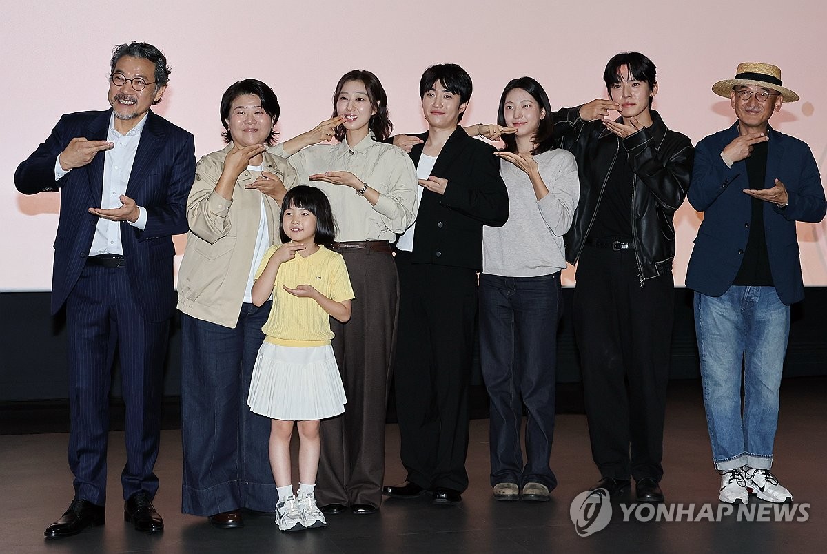 포즈 취하는 '아버지의 집밥' 감독과 출연진