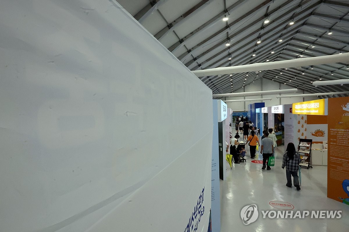 폐쇄된 중국관 옆 이어지는 관람 행렬