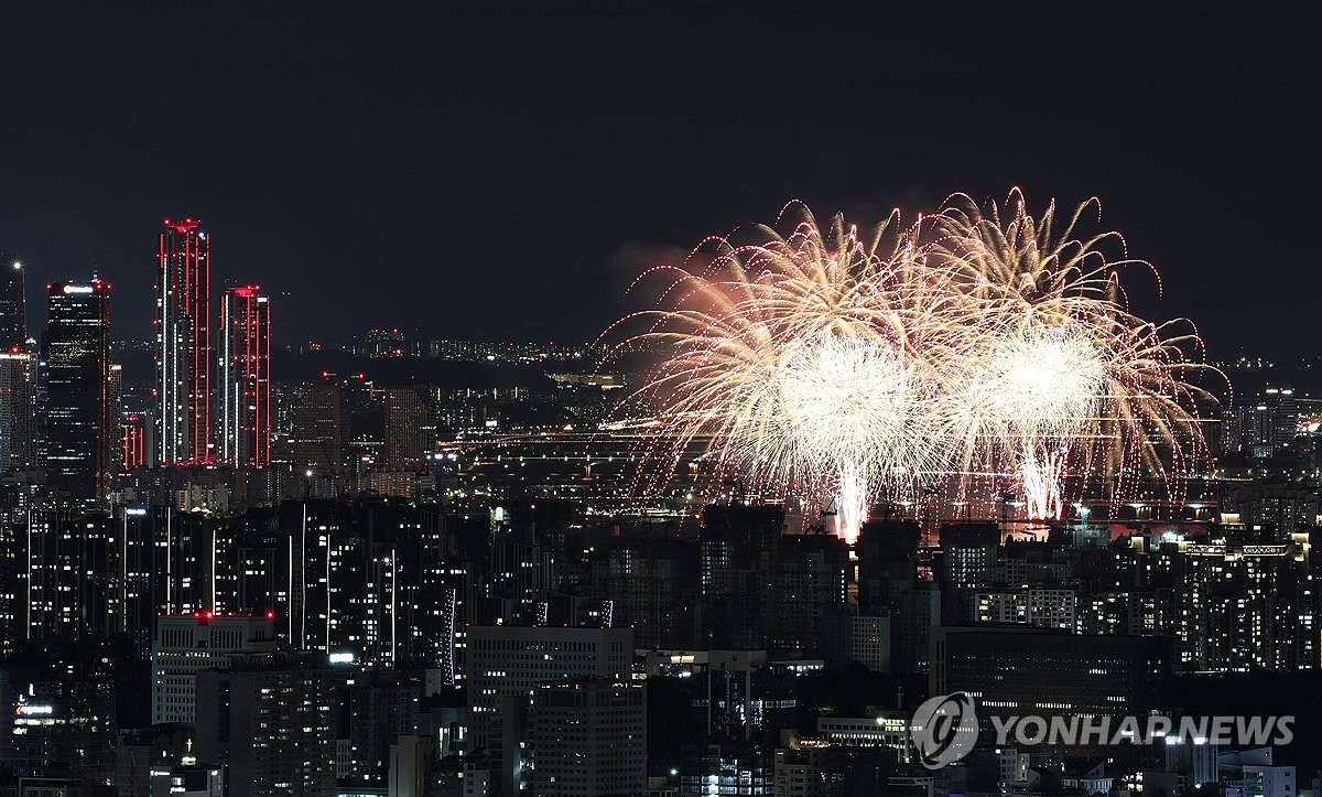 도심 속 반짝반짝 빛나는 불꽃