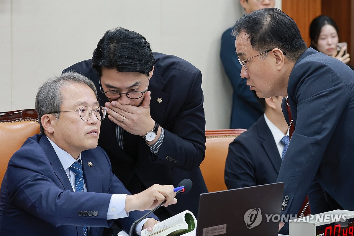 대화 나누는 과방위원장과 여야 간사