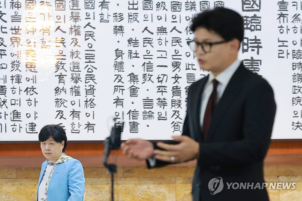 한동훈 의원 바라보는 서영교 법사위원장
