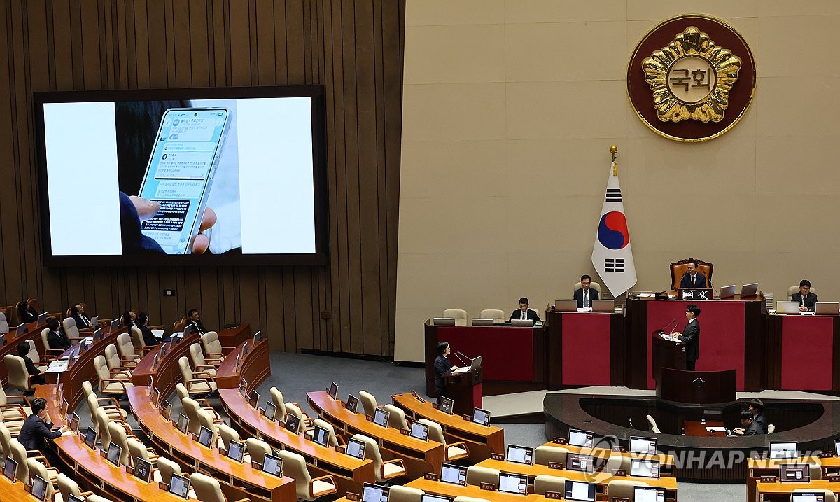 총리에게 '야당 의원 사찰' 의혹 제기하는 한동훈 의원