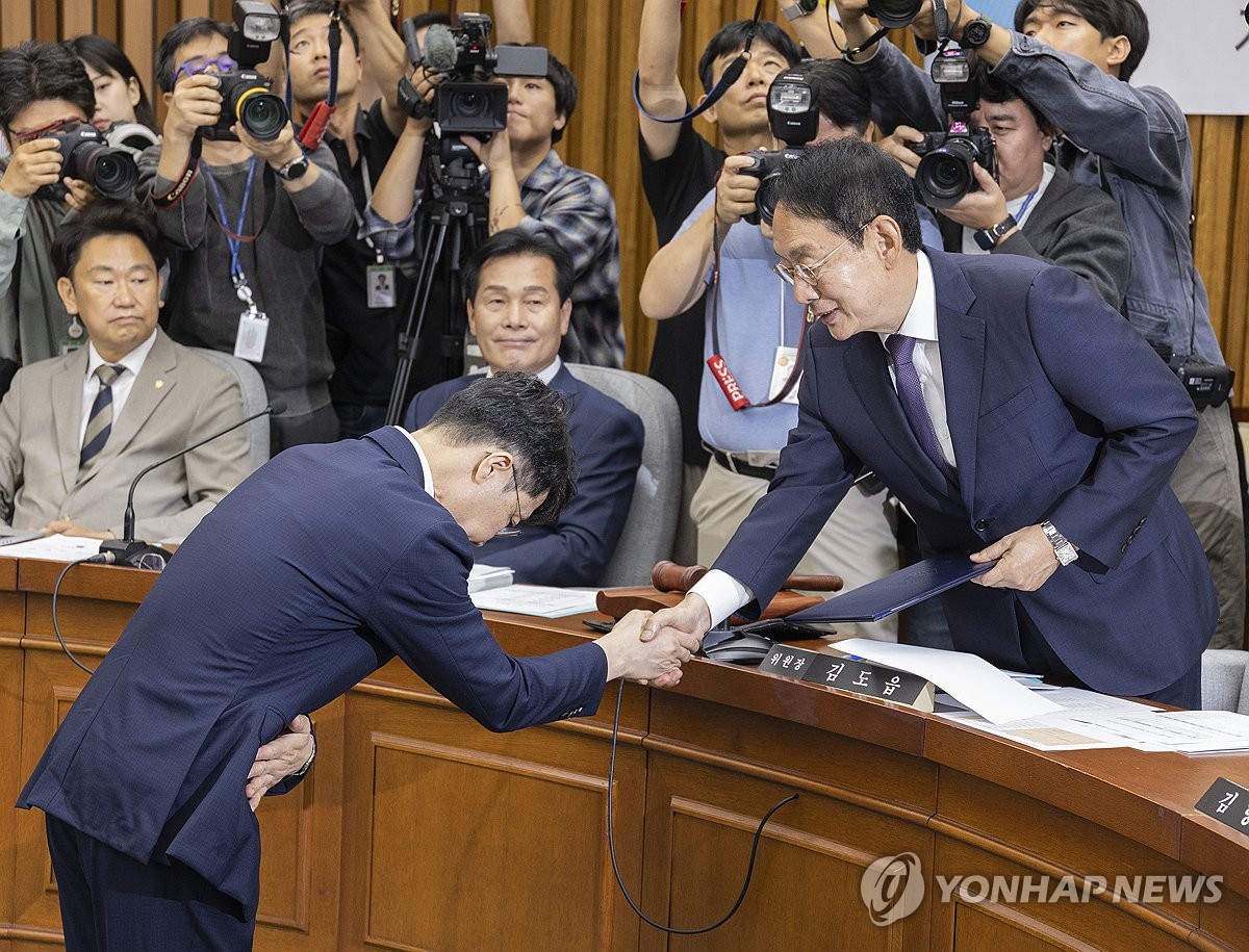 인사청문회 선서문 제출하는 김성수 대법관 후보자