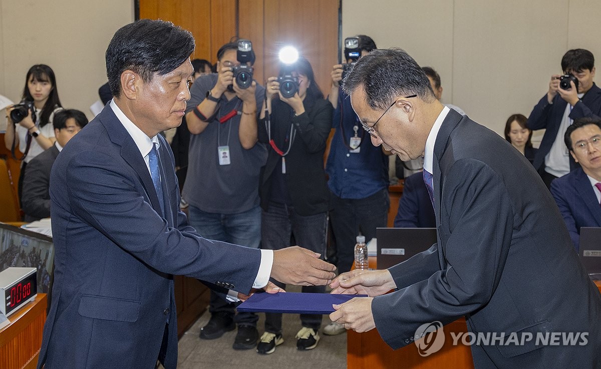 선서문 제출하는 이형일 부총리 겸 재정경제부 장관 후보자
