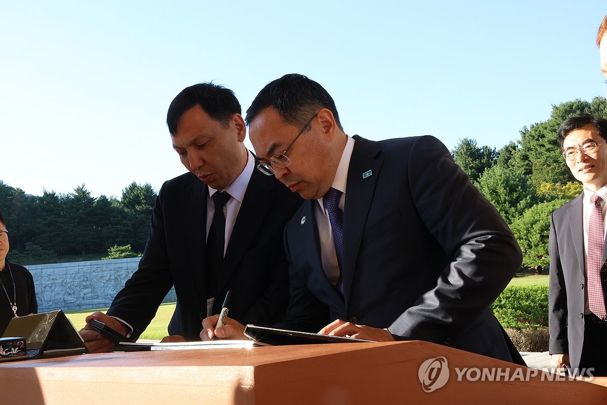 방명록 작성하는 카자흐스탄 장관