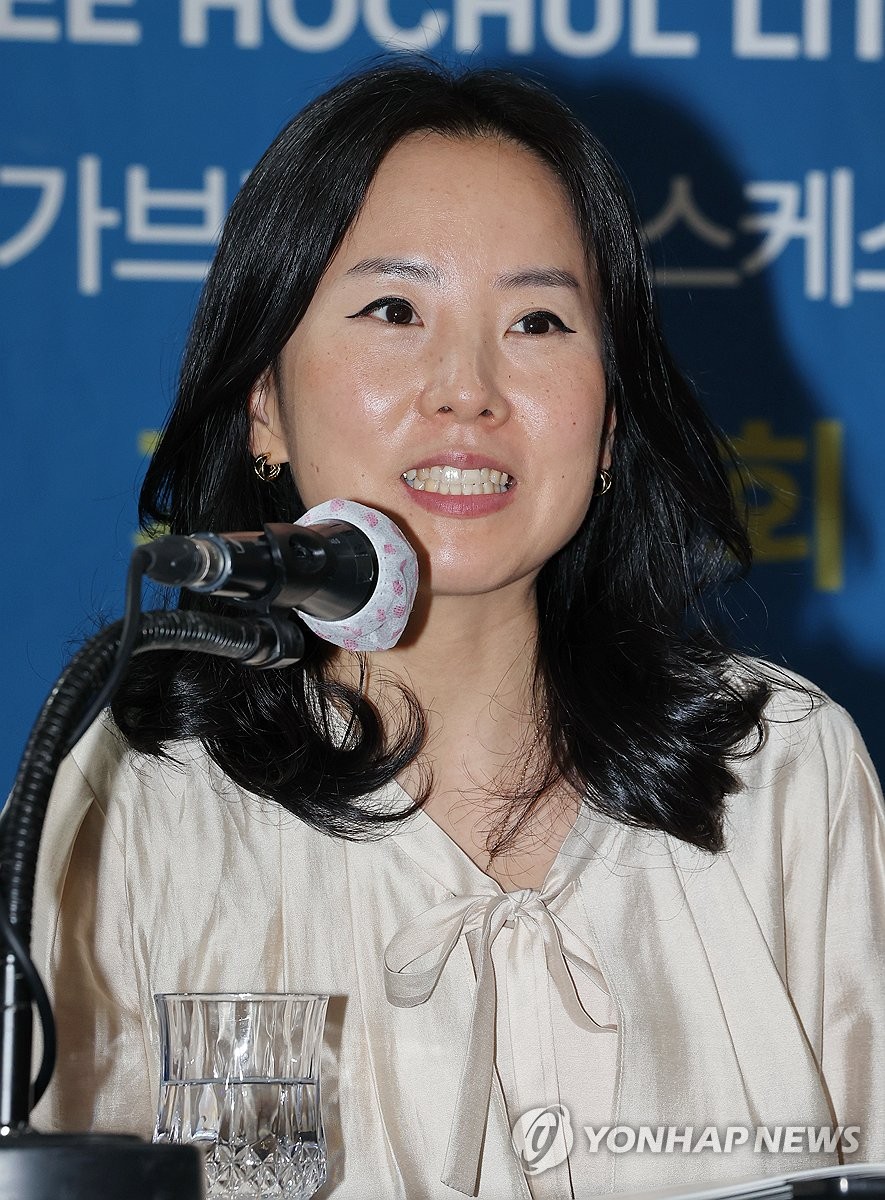 수상 소감 밝히는 서수진