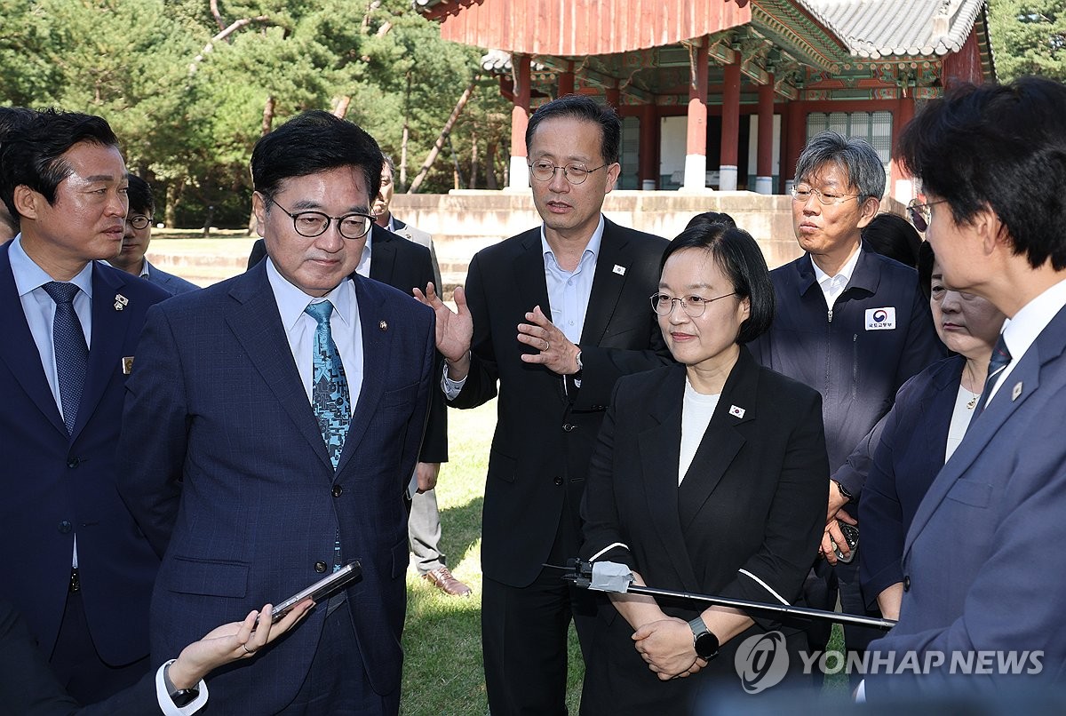 설명하는 이형일 경제부총리 후보자
