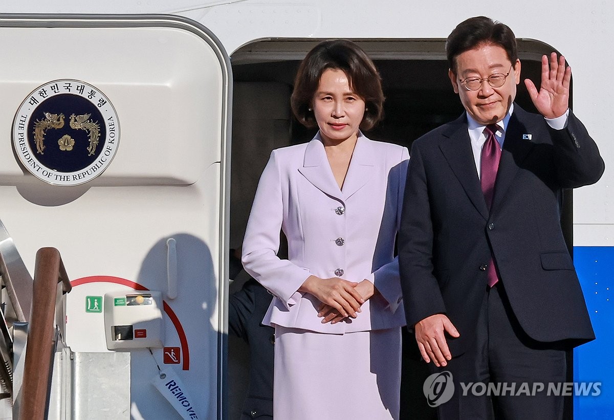 환송객 향해 인사하는 이재명 대통령
