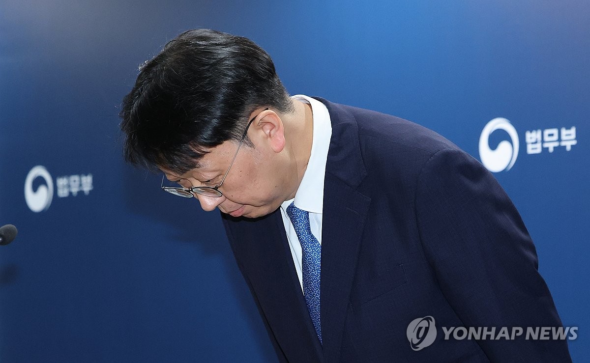 인사하는 이응철 검찰국장