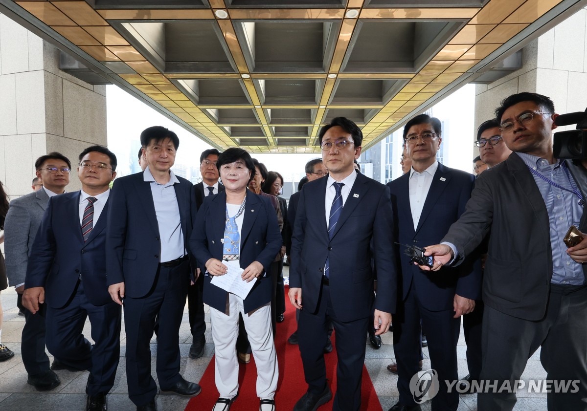대법원 항의 방문하는 민주당