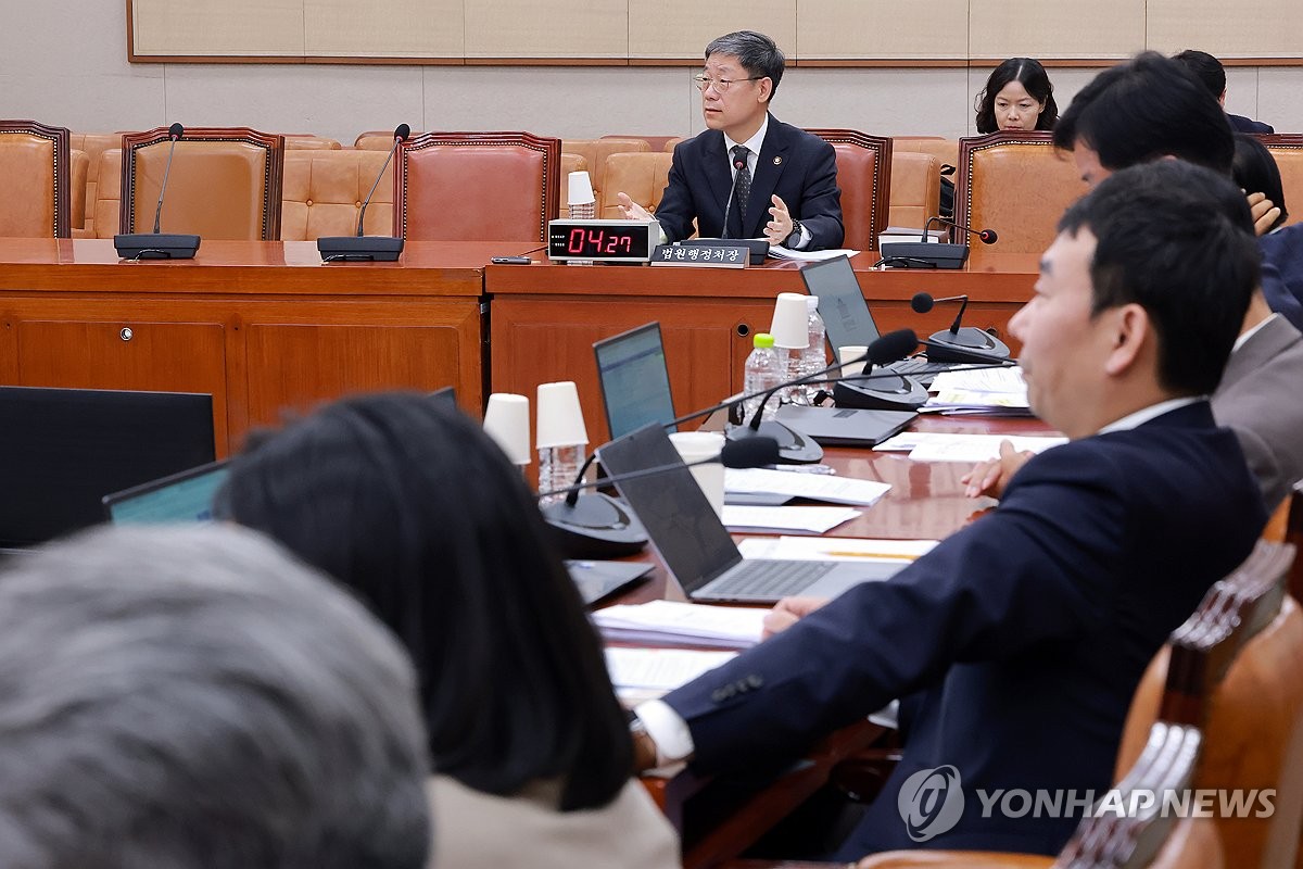 법사위 긴급현안질의에서 답하는 노경필 법원행정처장