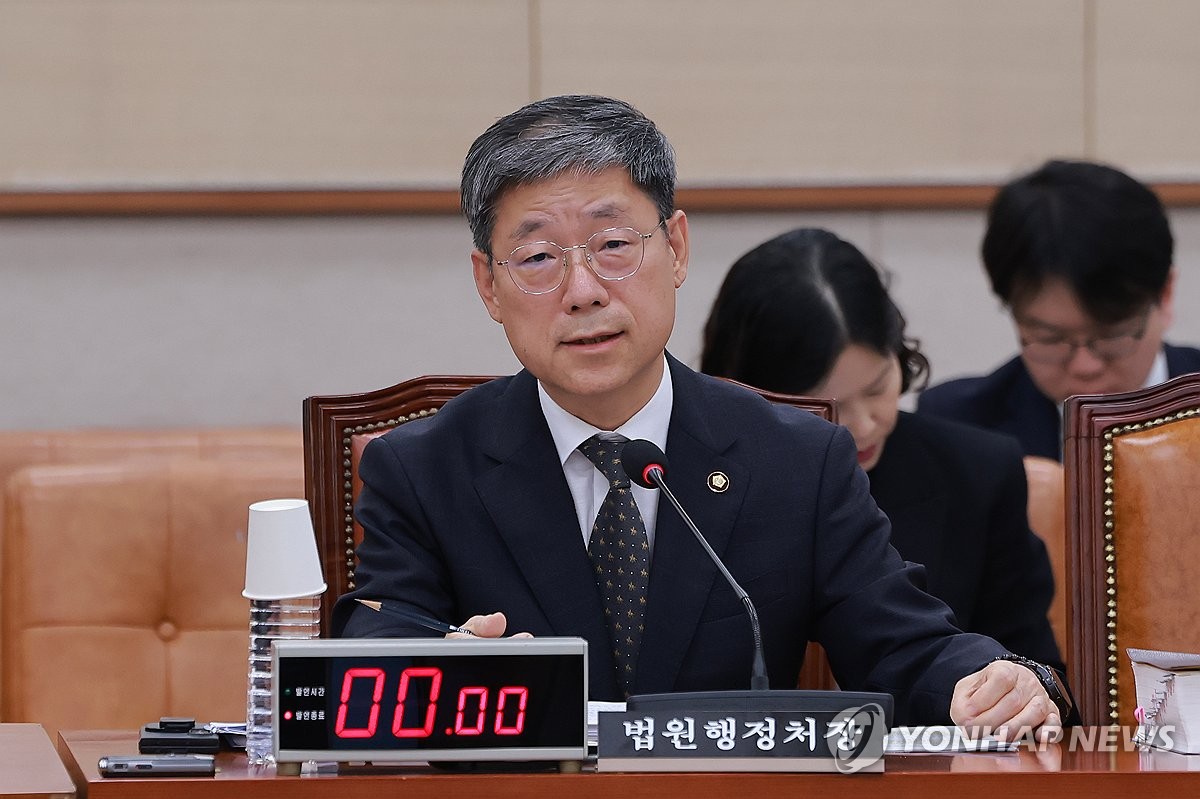 법사위 긴급현안질의에서 답하는 노경필 법원행정처장