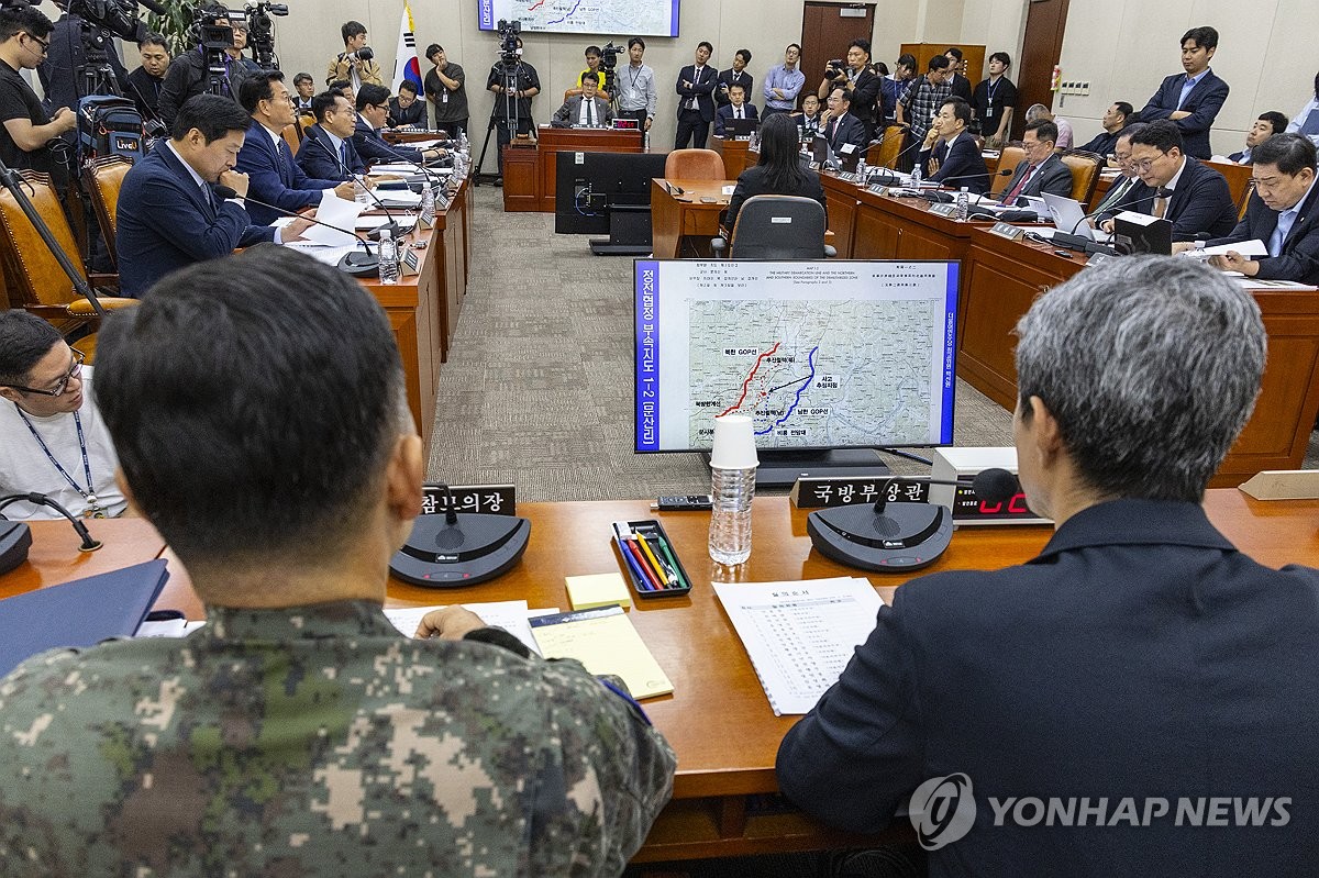 의원 제시 자료 지켜보는 강신철 국방부 장관
