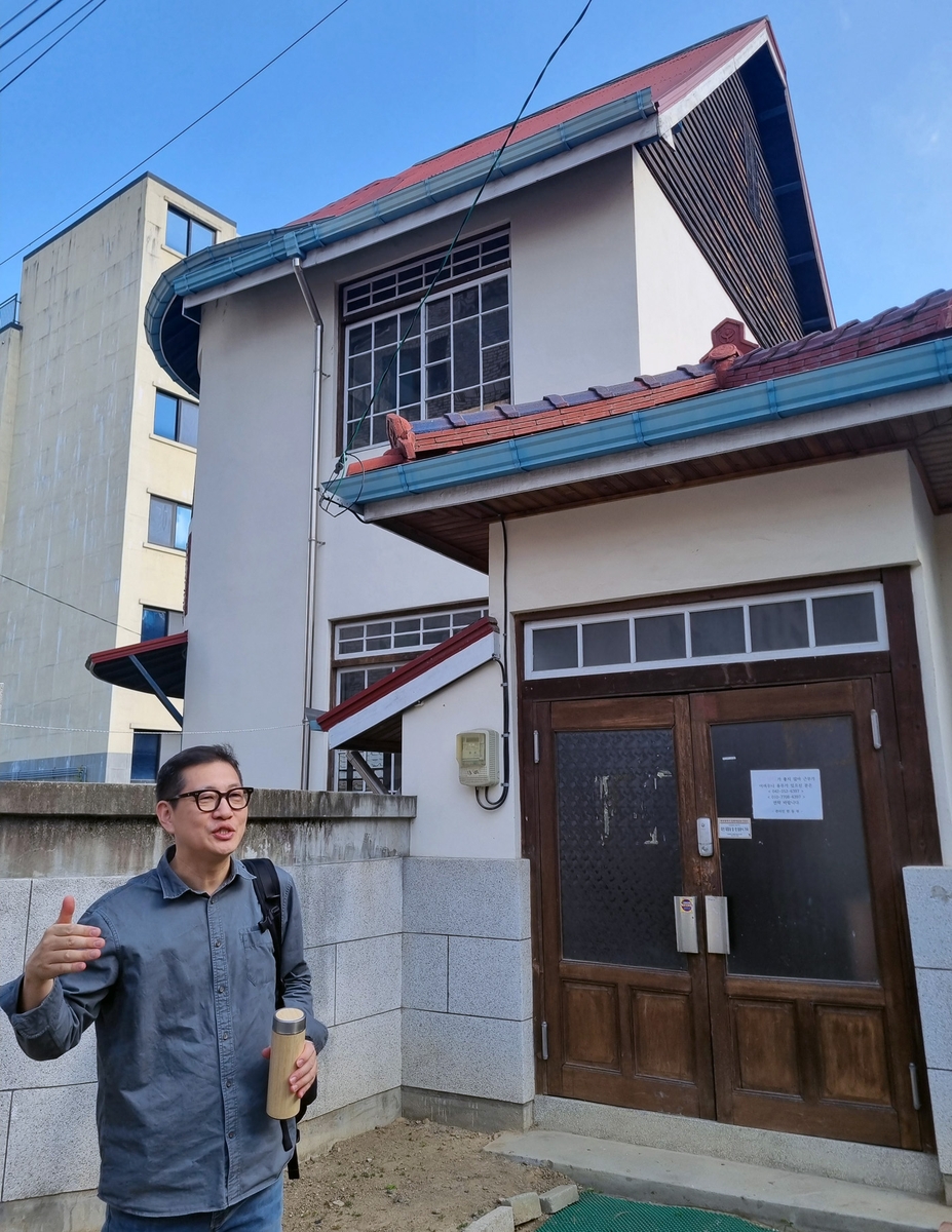 뾰족집에 관해 설명하는 고윤수 학예연구관 