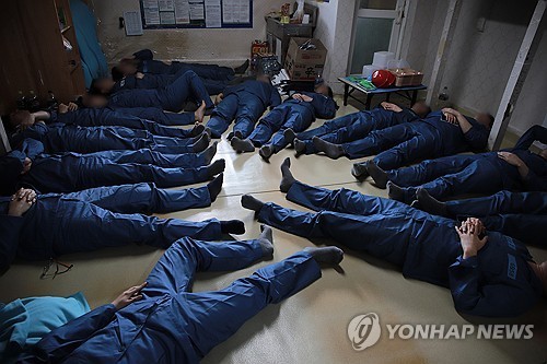 법조기자단이 수용자의 하루 일과를 직접 체험하는 모습