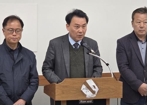 김성택 전 청주시의원(가운데)