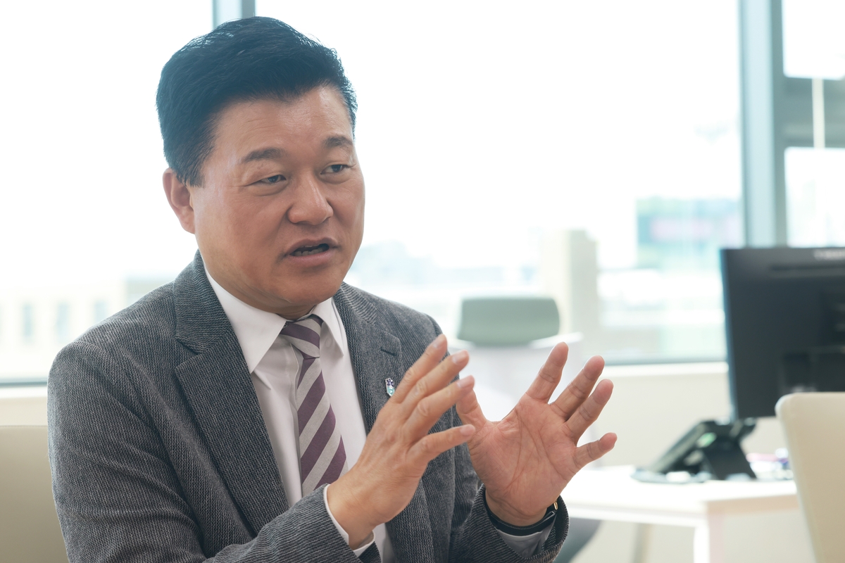 인터뷰하는 신용한 충북도지사