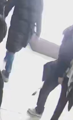 휴대전화를 떨어뜨리는 20대 남성