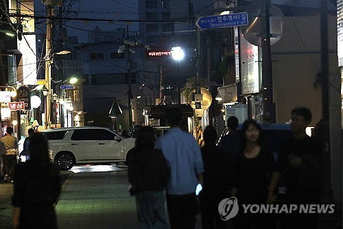 전주 객리단길 걷는 시민들