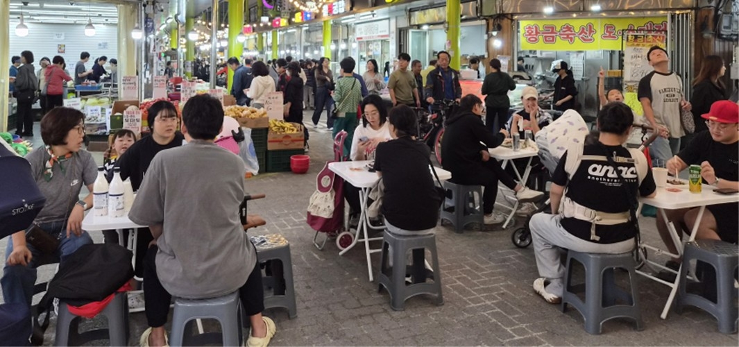 강북구 백년시장 '백야(白夜)야시장'을 찾은 시민들