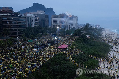 리우데자네이루 해변에 모인 보우소나루 지지자들 