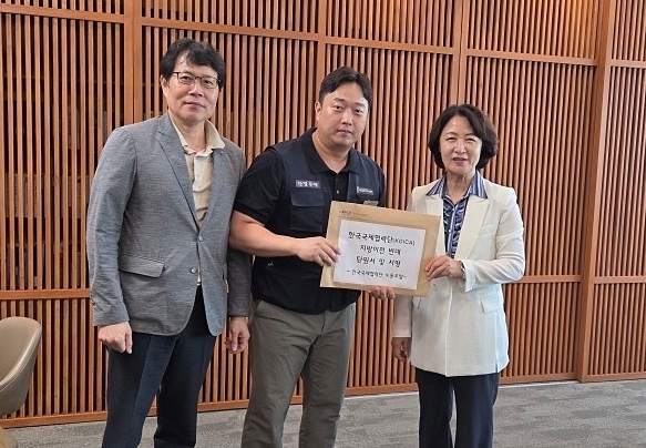코이카 노조, 추미애 경기도지사 만나 지방이전 반대 서명서 전달