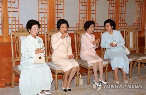 한 자리에 모인 영부인들