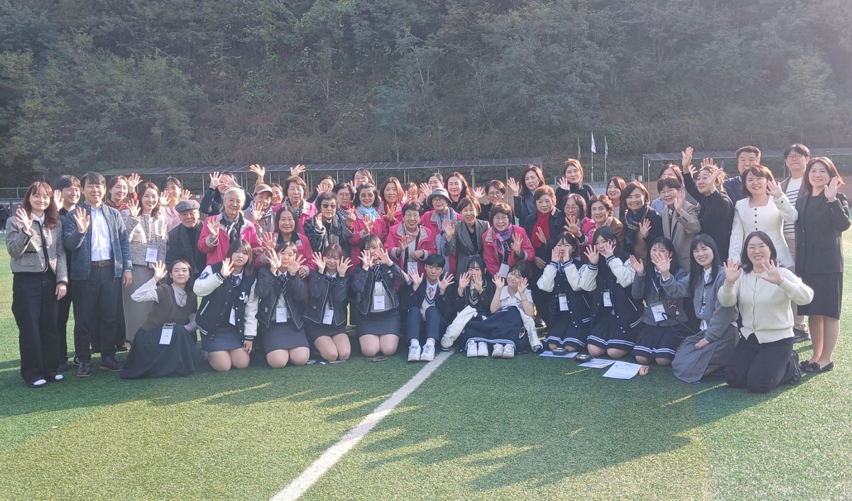 파독 간호사 초청 행사 마치고 기념 촬영