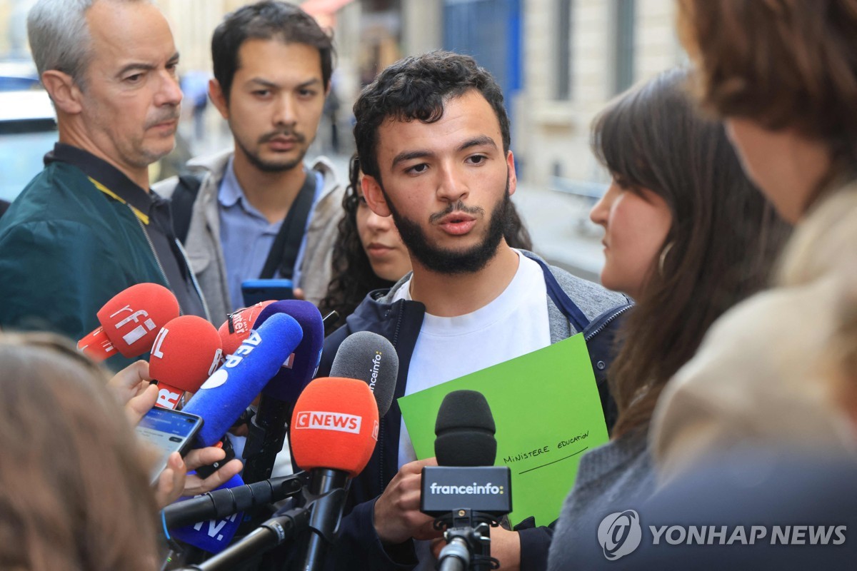 교육장관 회담 후 회견하는 고교생 노조 대표 