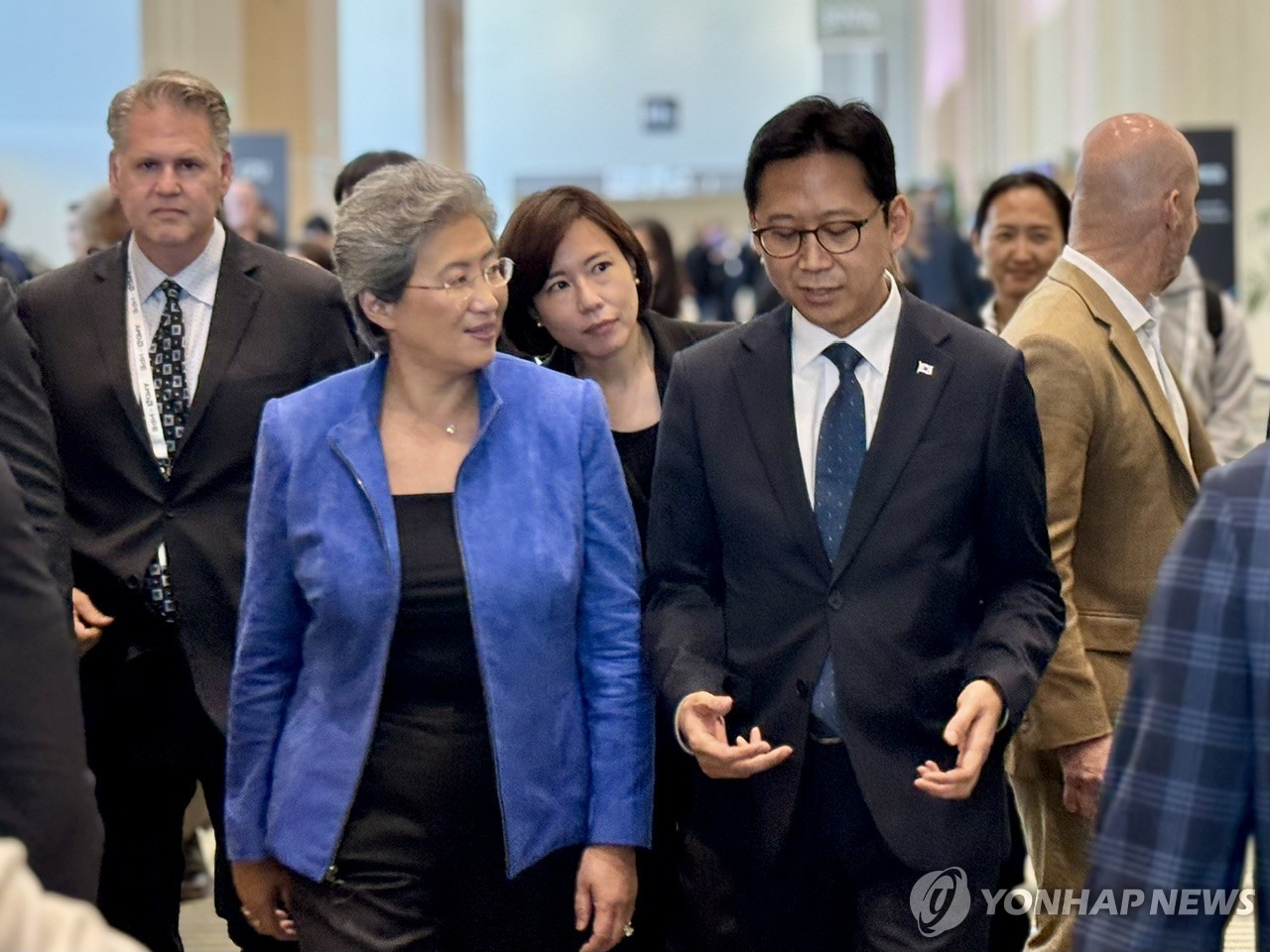 (왼쪽)리사 수 AMD CEO와 배경훈 부총리 겸 과학기술정보통신부 장관
