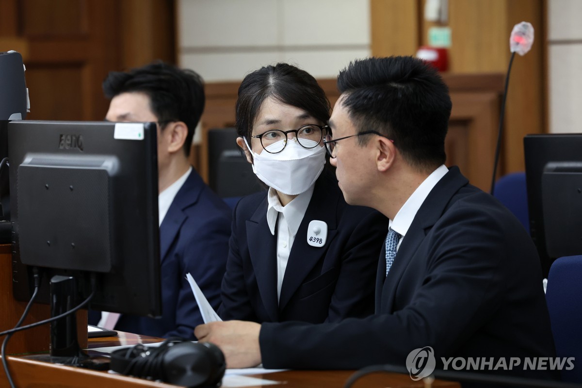 법정 출석한 김건희