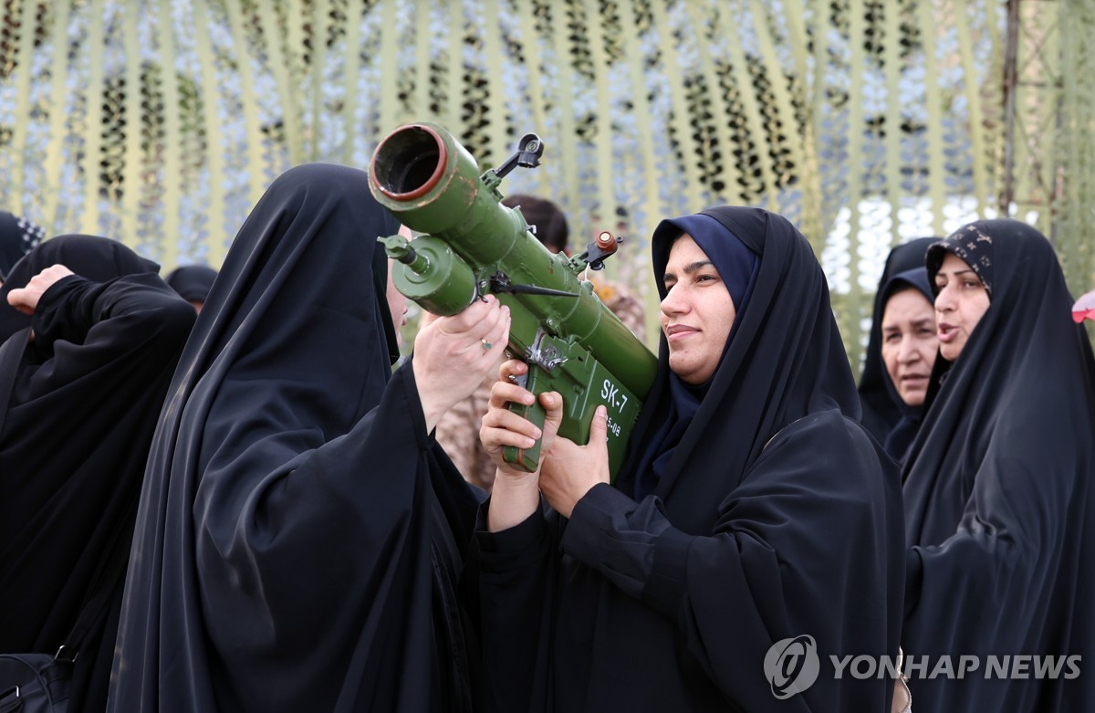군사훈련을 받는 이란 여성들 