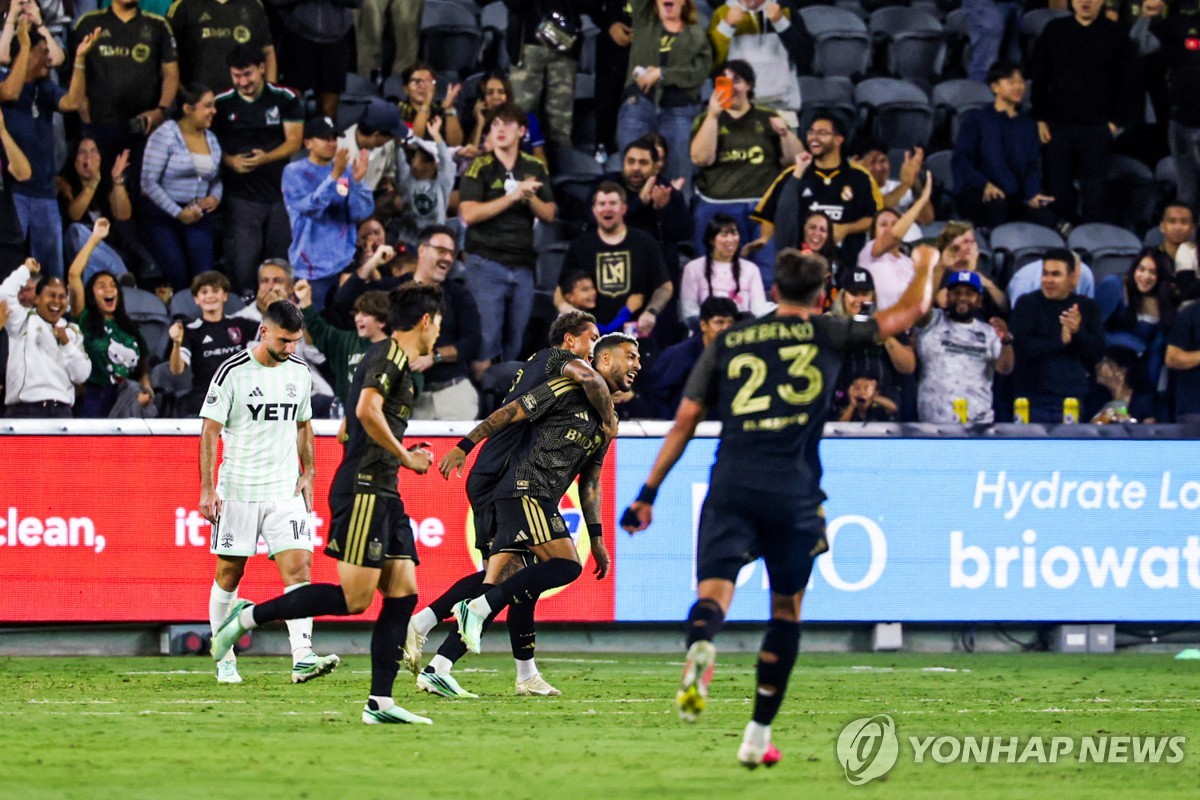 부앙가의 골에 기뻐하는 LAFC 선수들