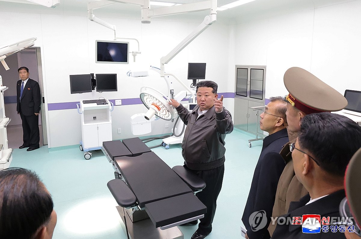 평양 외곽 강동군병원 9달만에 준공...김정은 참석