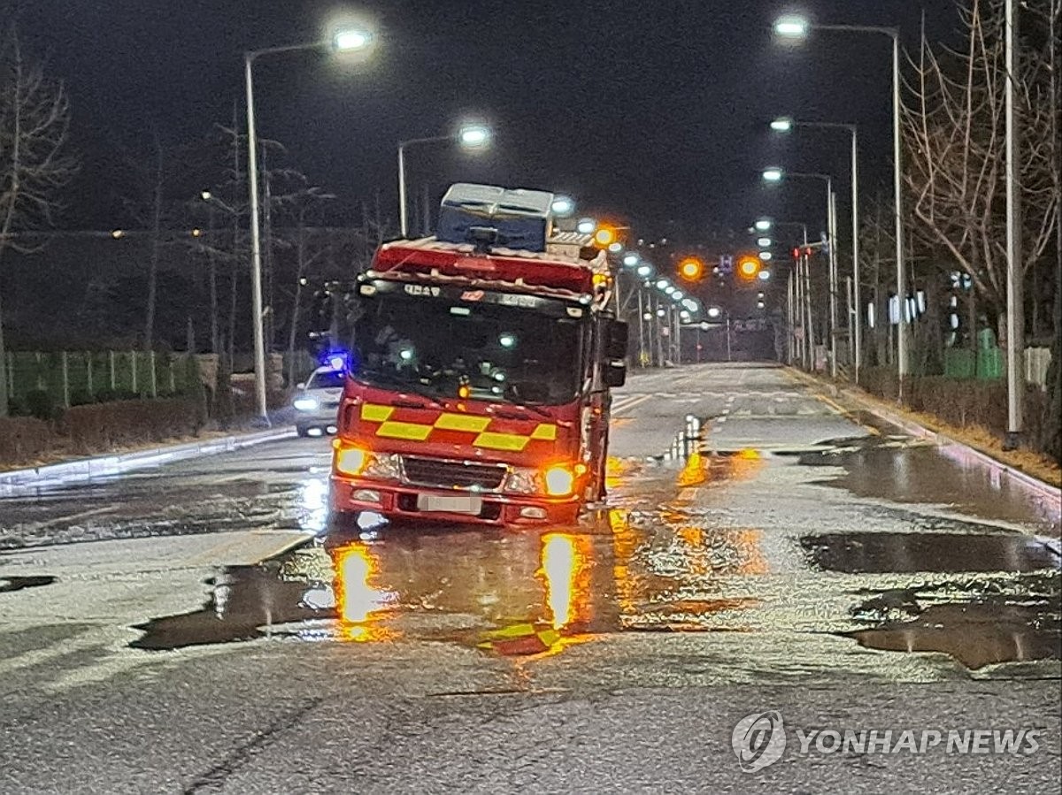 대전 관평동서 땅 꺼짐 발생…출동 소방차 바퀴 빠져