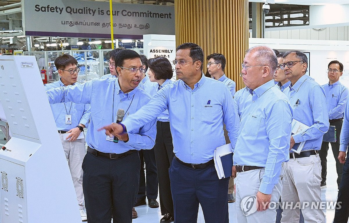 현대차 인도 첸나이공장 생산 라인 점검 중인 정의선 회장