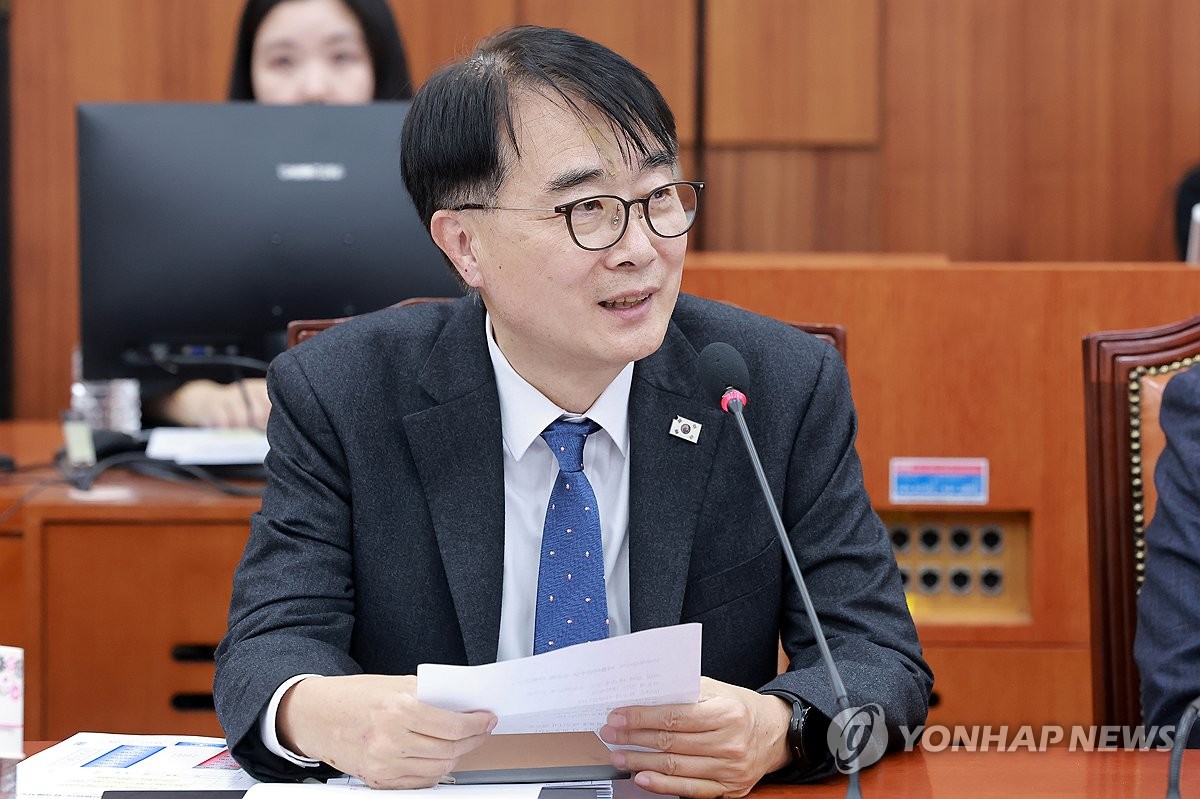 교육위 보임 인사하는 민주당 김준환 의원
