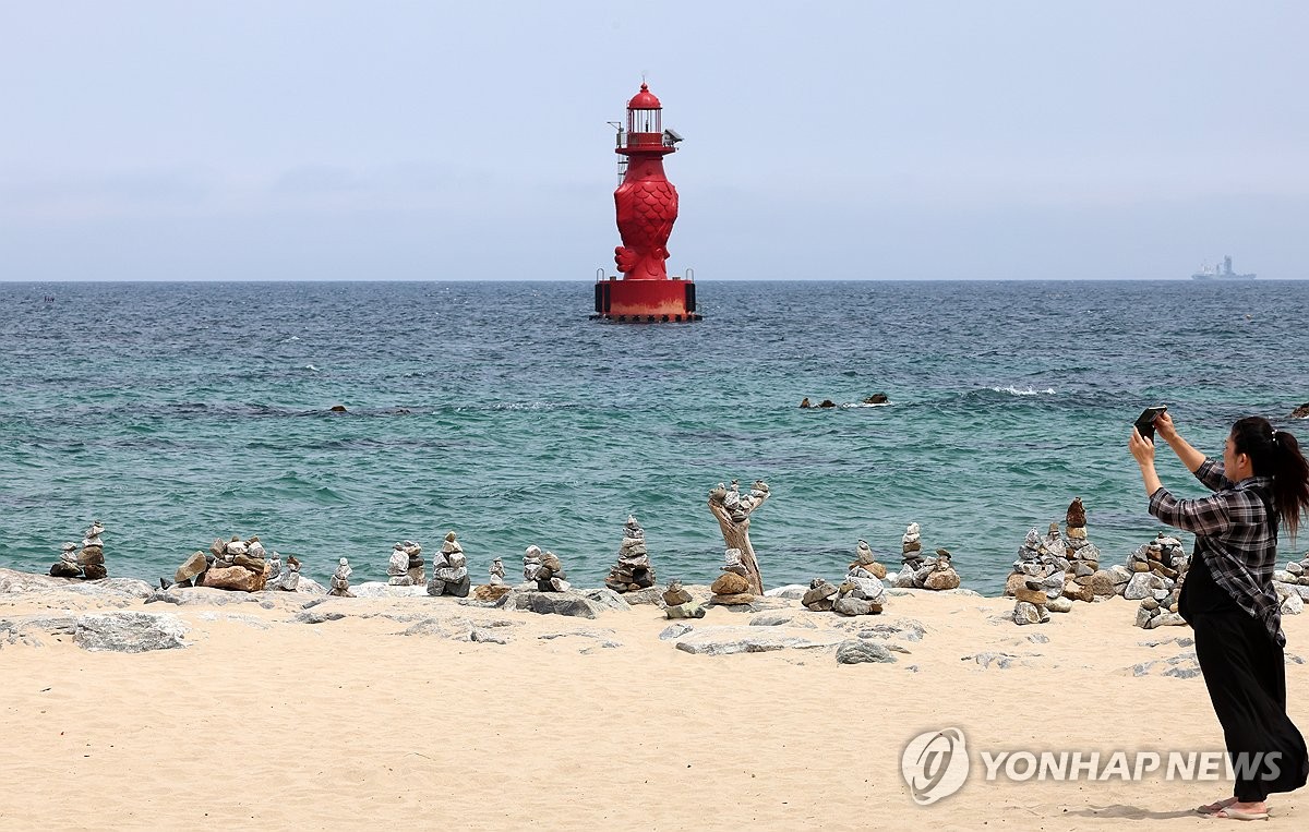동해 어달해변의 돌탑