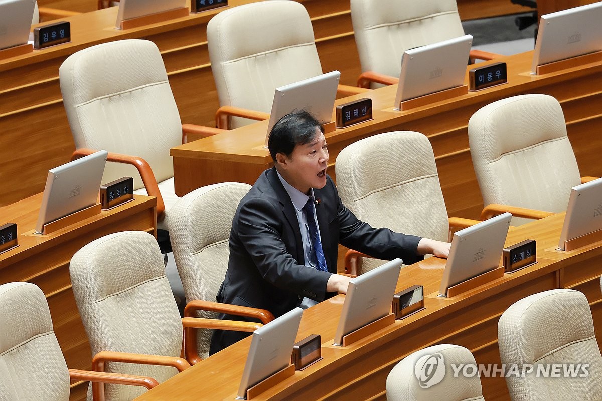 국민의힘 나경원 의원 질문에 항의하는 민주당 조계원 의원