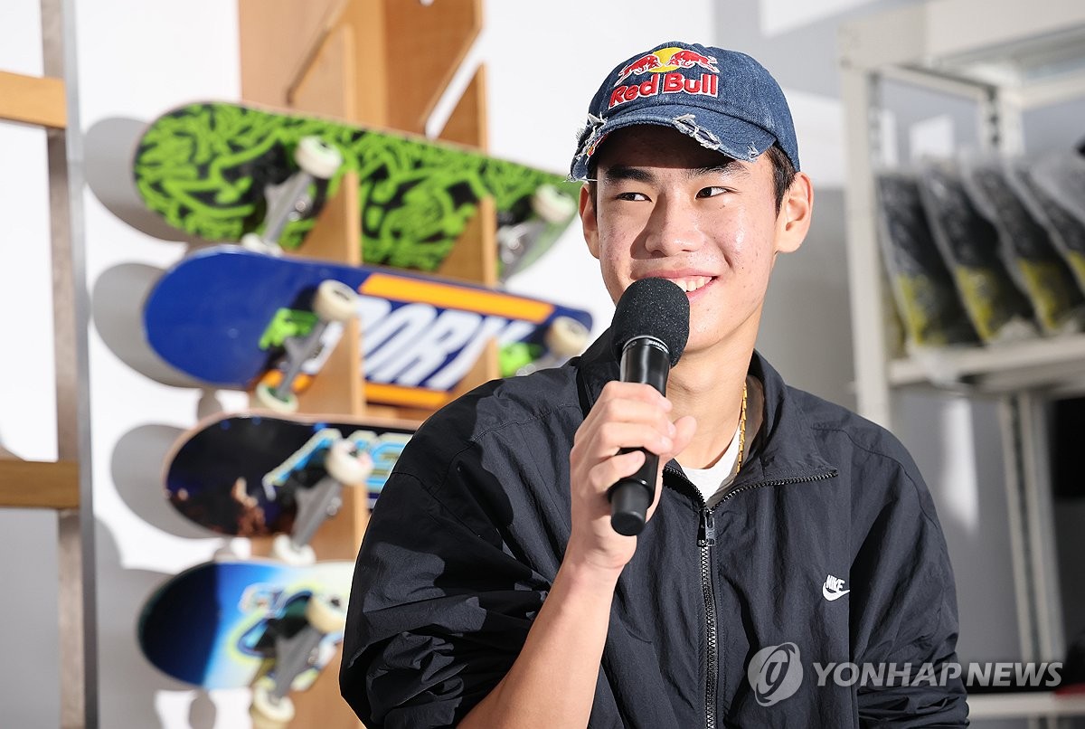 질의에 답변하는 강준이