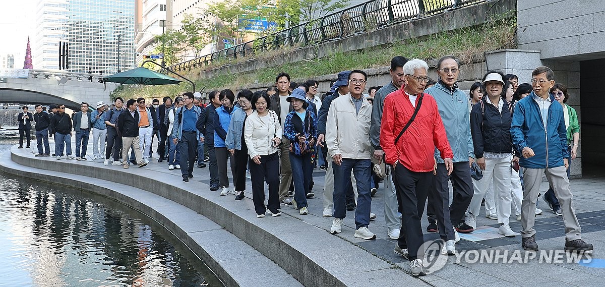이명박 전 대통령, 청계천 걷기 행사 참가